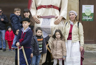 La festividad de San Saturnino, el 29 de noviembre, se extendió durante el fin de semana por las calles de Artajona y hasta el lunes 3 de diciembre. Uno de los momentos más esperados de estos festejos se celebró la mañana del domingo con la puesta en marcha de la tradicional subida al cerco sobre layas.