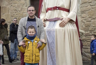 La festividad de San Saturnino, el 29 de noviembre, se extendió durante el fin de semana por las calles de Artajona y hasta el lunes 3 de diciembre. Uno de los momentos más esperados de estos festejos se celebró la mañana del domingo con la puesta en marcha de la tradicional subida al cerco sobre layas.