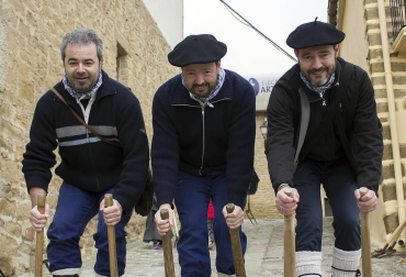 La festividad de San Saturnino, el 29 de noviembre, se extendió durante el fin de semana por las calles de Artajona y hasta el lunes 3 de diciembre. Uno de los momentos más esperados de estos festejos se celebró la mañana del domingo con la puesta en marcha de la tradicional subida al cerco sobre layas.