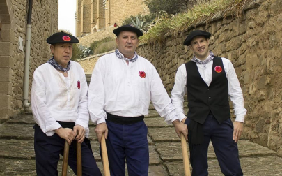 La festividad de San Saturnino, el 29 de noviembre, se extendió durante el fin de semana por las calles de Artajona y hasta el lunes 3 de diciembre. Uno de los momentos más esperados de estos festejos se celebró la mañana del domingo con la puesta en marcha de la tradicional subida al cerco sobre layas.