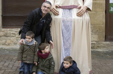 La festividad de San Saturnino, el 29 de noviembre, se extendió durante el fin de semana por las calles de Artajona y hasta el lunes 3 de diciembre. Uno de los momentos más esperados de estos festejos se celebró la mañana del domingo con la puesta en marcha de la tradicional subida al cerco sobre layas.