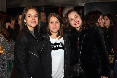Jarabe de Palo aterrizó en el Zentral la noche del 1 de diciembre para celebrar 20 años sobre los escenarios. Una gira que está llevando de ciudad en ciudad canciones tan recordadas como La Flaca, Depende, Grita, Agua, Bonito, El Lado Oscuro o Déjame vivir. Pamplona también recibió con los brazos abiertos al grupo de Pau Donés, llenando la sala.