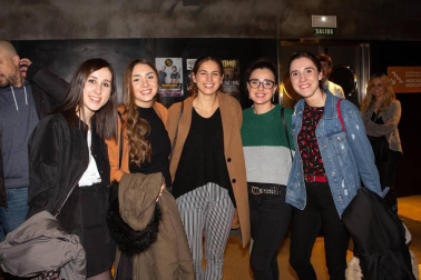 Jarabe de Palo aterrizó en el Zentral la noche del 1 de diciembre para celebrar 20 años sobre los escenarios. Una gira que está llevando de ciudad en ciudad canciones tan recordadas como La Flaca, Depende, Grita, Agua, Bonito, El Lado Oscuro o Déjame vivir. Pamplona también recibió con los brazos abiertos al grupo de Pau Donés, llenando la sala.