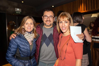 Jarabe de Palo aterrizó en el Zentral la noche del 1 de diciembre para celebrar 20 años sobre los escenarios. Una gira que está llevando de ciudad en ciudad canciones tan recordadas como La Flaca, Depende, Grita, Agua, Bonito, El Lado Oscuro o Déjame vivir. Pamplona también recibió con los brazos abiertos al grupo de Pau Donés, llenando la sala.