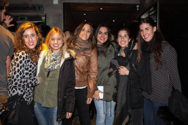 Jarabe de Palo aterrizó en el Zentral la noche del 1 de diciembre para celebrar 20 años sobre los escenarios. Una gira que está llevando de ciudad en ciudad canciones tan recordadas como La Flaca, Depende, Grita, Agua, Bonito, El Lado Oscuro o Déjame vivir. Pamplona también recibió con los brazos abiertos al grupo de Pau Donés, llenando la sala.