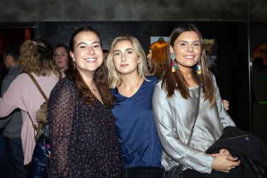 Jarabe de Palo aterrizó en el Zentral la noche del 1 de diciembre para celebrar 20 años sobre los escenarios. Una gira que está llevando de ciudad en ciudad canciones tan recordadas como La Flaca, Depende, Grita, Agua, Bonito, El Lado Oscuro o Déjame vivir. Pamplona también recibió con los brazos abiertos al grupo de Pau Donés, llenando la sala.