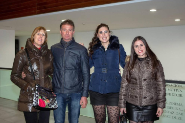 El Civivox de Iturrama acogió el 1 de diciembre la proyección de los 10 proyectos finalistas del VI Certamen de cortometrajes 'Navarra de Cine: Buscando a Pablo” de Reyes Caballero; Guerra y Paz, de Luis Alberto Cabezón; Izabakoak, de Ainhoa Gutiérrez; La espera, de Miguel Suárez del Cerro y Donald Navas; La guerra civil, de Jorge Miranda; La Herencia, de Natalia Salvatierra; La trilla amarga, de Claudia Salcedo; Lamiak, de Pedro Moreno del Oso; Udaberriaren zain, de Catalina Aróstegui; y Un pacto en el camino, de Goyo Rodríguez.