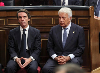 Los Reyes, las infantas, don Juan Carlos y doña Sofía, en el 40 Aniversario de la Constitución en el Congreso de los Diputados, al que también han asistido los expresidentes Felipe González, Aznar, Zapatero y Mariano Rajoy.