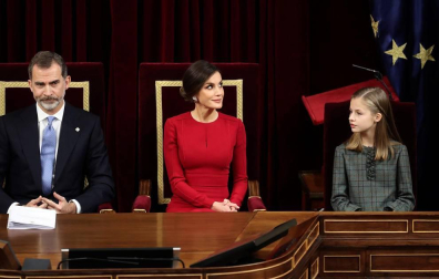 Los Reyes, las infantas, don Juan Carlos y doña Sofía, en el 40 Aniversario de la Constitución en el Congreso de los Diputados, al que también han asistido los expresidentes Felipe González, Aznar, Zapatero y Mariano Rajoy.