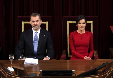 Los Reyes, las infantas, don Juan Carlos y doña Sofía, en el 40 Aniversario de la Constitución en el Congreso de los Diputados, al que también han asistido los expresidentes Felipe González, Aznar, Zapatero y Mariano Rajoy.