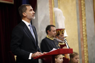 Los Reyes, las infantas, don Juan Carlos y doña Sofía, en el 40 Aniversario de la Constitución en el Congreso de los Diputados, al que también han asistido los expresidentes Felipe González, Aznar, Zapatero y Mariano Rajoy.