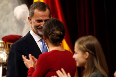 Los Reyes, las infantas, don Juan Carlos y doña Sofía, en el 40 Aniversario de la Constitución en el Congreso de los Diputados, al que también han asistido los expresidentes Felipe González, Aznar, Zapatero y Mariano Rajoy.
