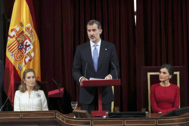 Los Reyes, las infantas, don Juan Carlos y doña Sofía, en el 40 Aniversario de la Constitución en el Congreso de los Diputados, al que también han asistido los expresidentes Felipe González, Aznar, Zapatero y Mariano Rajoy.