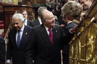 Los Reyes, las infantas, don Juan Carlos y doña Sofía, en el 40 Aniversario de la Constitución en el Congreso de los Diputados, al que también han asistido los expresidentes Felipe González, Aznar, Zapatero y Mariano Rajoy.
