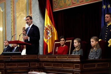 Los Reyes, las infantas, don Juan Carlos y doña Sofía, en el 40 Aniversario de la Constitución en el Congreso de los Diputados.