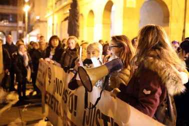 Concentración convocada por el colectivo feminista Andrea- Lunes Lilas para rechazar la violencia machista en especial contra la sentencia que confirma el fallo inicial de la Manada.