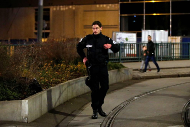 Alrededor de las 20.00 un hombre ha abierto fuego en la calle de Grandes-Arcades. El tirador se ha dado a la fuga en dirección a la Grand'Rue, donde se han escuchado más disparos.