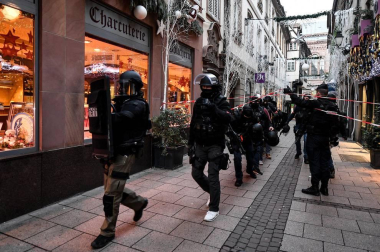 Alrededor de las 20.00 un hombre ha abierto fuego en la calle de Grandes-Arcades. El tirador se ha dado a la fuga en dirección a la Grand'Rue, donde se han escuchado más disparos.