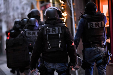 Alrededor de las 20.00 un hombre ha abierto fuego en la calle de Grandes-Arcades. El tirador se ha dado a la fuga en dirección a la Grand'Rue, donde se han escuchado más disparos.