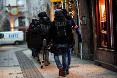 Alrededor de las 20.00 un hombre ha abierto fuego en la calle de Grandes-Arcades. El tirador se ha dado a la fuga en dirección a la Grand'Rue, donde se han escuchado más disparos.