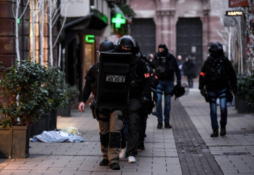 Alrededor de las 20.00 un hombre ha abierto fuego en la calle de Grandes-Arcades. El tirador se ha dado a la fuga en dirección a la Grand'Rue, donde se han escuchado más disparos.