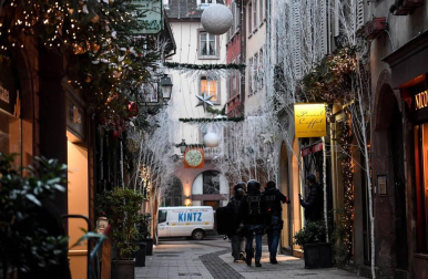 Alrededor de las 20.00 un hombre ha abierto fuego en la calle de Grandes-Arcades. El tirador se ha dado a la fuga en dirección a la Grand'Rue, donde se han escuchado más disparos.