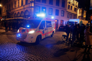 Alrededor de las 20.00 un hombre ha abierto fuego en la calle de Grandes-Arcades. El tirador se ha dado a la fuga en dirección a la Grand'Rue, donde se han escuchado más disparos.