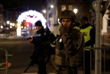 Alrededor de las 20.00 un hombre ha abierto fuego en la calle de Grandes-Arcades. El tirador se ha dado a la fuga en dirección a la Grand'Rue, donde se han escuchado más disparos.