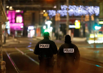 Alrededor de las 20.00 un hombre ha abierto fuego en la calle de Grandes-Arcades. El tirador se ha dado a la fuga en dirección a la Grand'Rue, donde se han escuchado más disparos.