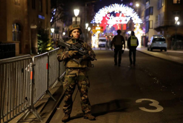 Alrededor de las 20.00 un hombre ha abierto fuego en la calle de Grandes-Arcades. El tirador se ha dado a la fuga en dirección a la Grand'Rue, donde se han escuchado más disparos.