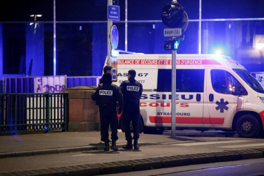 Alrededor de las 20.00 un hombre ha abierto fuego en la calle de Grandes-Arcades. El tirador se ha dado a la fuga en dirección a la Grand'Rue, donde se han escuchado más disparos.