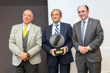Unicarriers Manufacturing Spain ha sido galardonada con el Premio a la Internacionalización; iAR con el Premio a la Innovación, y José Antonio Pérez-Nievas con el Premio a la Trayectoria Empresarial y Profesional, en un acto al que han asistido cerca de 200 personas, entre las que se encontraban el vicepresidente del Gobierno Manu Ayerdi y el delegado del Gobierno en Navarra, José Luis Arasti.