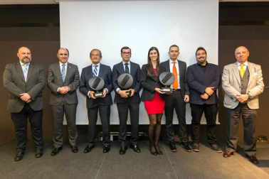 Unicarriers Manufacturing Spain ha sido galardonada con el Premio a la Internacionalización; iAR con el Premio a la Innovación, y José Antonio Pérez-Nievas con el Premio a la Trayectoria Empresarial y Profesional, en un acto al que han asistido cerca de 200 personas, entre las que se encontraban el vicepresidente del Gobierno Manu Ayerdi y el delegado del Gobierno en Navarra, José Luis Arasti.