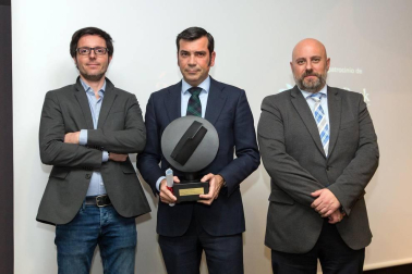 Unicarriers Manufacturing Spain ha sido galardonada con el Premio a la Internacionalización; iAR con el Premio a la Innovación, y José Antonio Pérez-Nievas con el Premio a la Trayectoria Empresarial y Profesional, en un acto al que han asistido cerca de 200 personas, entre las que se encontraban el vicepresidente del Gobierno Manu Ayerdi y el delegado del Gobierno en Navarra, José Luis Arasti.
