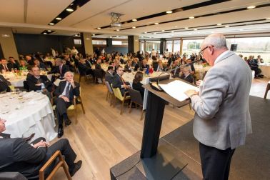 Unicarriers Manufacturing Spain ha sido galardonada con el Premio a la Internacionalización; iAR con el Premio a la Innovación, y José Antonio Pérez-Nievas con el Premio a la Trayectoria Empresarial y Profesional, en un acto al que han asistido cerca de 200 personas, entre las que se encontraban el vicepresidente del Gobierno Manu Ayerdi y el delegado del Gobierno en Navarra, José Luis Arasti.