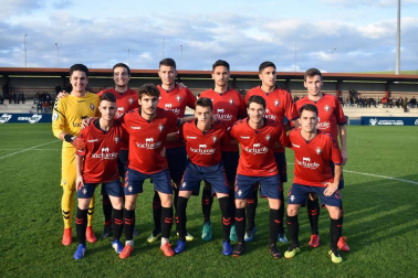 Como todos los fines de semana, el Grupo XV de la Tercera División Nacional llena los campos navarros de color y competición. El pasado jueves día seis, Osasuna Promesas y CD Itaroa Huarte adelantaron su duelo en Tajonar para aprovechar el puente de la Constitución. En un partido con escaso juego, el filial rojillo se impuso por 1 a 0 a un Itaroa Huarte que jamás bajó los brazos, pero que sucumbió por su falta de acierto en ataque y sus despistes en la zaga.