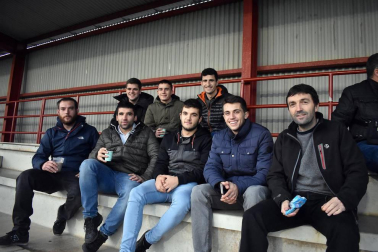 Como todos los fines de semana, el Grupo XV de la Tercera División Nacional llena los campos navarros de color y competición. El pasado jueves día seis, Osasuna Promesas y CD Itaroa Huarte adelantaron su duelo en Tajonar para aprovechar el puente de la Constitución. En un partido con escaso juego, el filial rojillo se impuso por 1 a 0 a un Itaroa Huarte que jamás bajó los brazos, pero que sucumbió por su falta de acierto en ataque y sus despistes en la zaga.