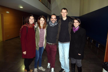 La compañía Ambigú, dirigida por Patxi Larrea, presentó en la Casa de Cultura de Villava la obra teatral Gratix, una comedia disparatada en la que los timos, engaños, ofertas, nuevas ofertas y precios especiales son los protagonistas. El elenco de la obra estuvo formado por Maiken Beitia, José María Asín, Leire Ruiz, Patxi Larrea, Manuel Peleato, Alois Kohn.