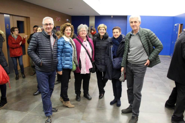 La compañía Ambigú, dirigida por Patxi Larrea, presentó en la Casa de Cultura de Villava la obra teatral Gratix, una comedia disparatada en la que los timos, engaños, ofertas, nuevas ofertas y precios especiales son los protagonistas. El elenco de la obra estuvo formado por Maiken Beitia, José María Asín, Leire Ruiz, Patxi Larrea, Manuel Peleato, Alois Kohn.
