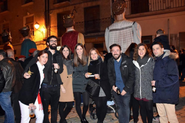 Inverduras, la cita tudelana con las verduras propias del invierno, volvió a convertirse en una animada propuesta gastronómica y cultural. La cámara de ¡Click! se acercó a la  Degustación popular de pinchos de verdura de invierno que se realizó en las Sociedades Gastronómicas la tarde noche del sábado 8 de diciembre y que contó con la compañía de la comparsa de gigantes.