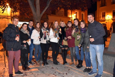 Inverduras, la cita tudelana con las verduras propias del invierno, volvió a convertirse en una animada propuesta gastronómica y cultural. La cámara de ¡Click! se acercó a la  Degustación popular de pinchos de verdura de invierno que se realizó en las Sociedades Gastronómicas la tarde noche del sábado 8 de diciembre y que contó con la compañía de la comparsa de gigantes.