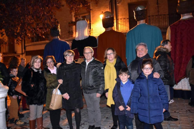 Inverduras, la cita tudelana con las verduras propias del invierno, volvió a convertirse en una animada propuesta gastronómica y cultural. La cámara de ¡Click! se acercó a la  Degustación popular de pinchos de verdura de invierno que se realizó en las Sociedades Gastronómicas la tarde noche del sábado 8 de diciembre y que contó con la compañía de la comparsa de gigantes.