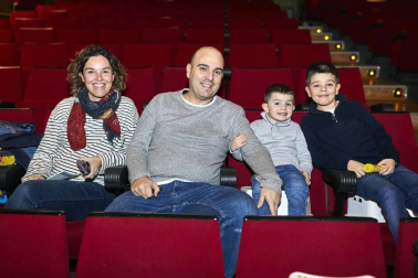 La compañía Da.te.danza presentó su espectáculo ¿Cuál es mi nombre? en la Escuela Navarra de Teatro. Una propuesta de danza contemporánea dirigida a un público familiar que llenó la sala de este espacio cultural. Esta obra recibió en 2015 el Premio FETEN al Mejor Espectáculo para la Primera Infancia.