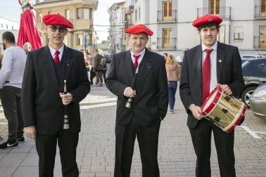 El sábado 8, día de la Inmaculada, los vecinos de Lerín salieron a la calle para disfrutar de la ronda de gigantes, acto previo a la gran comida popular que se celebró en la carpa instalada para la ocasión. Los actos se enmarcaron dentro de las tradicionales fiestas de diciembre de esta localidad, que se prolongaron entre el 2 y el 9 de este mes.