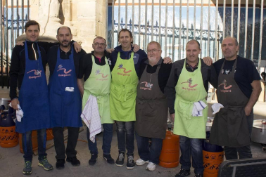 El sábado 8, día de la Inmaculada, los vecinos de Lerín salieron a la calle para disfrutar de la ronda de gigantes, acto previo a la gran comida popular que se celebró en la carpa instalada para la ocasión. Los actos se enmarcaron dentro de las tradicionales fiestas de diciembre de esta localidad, que se prolongaron entre el 2 y el 9 de este mes.
