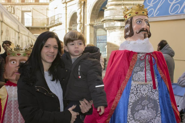 El sábado 8, día de la Inmaculada, los vecinos de Lerín salieron a la calle para disfrutar de la ronda de gigantes, acto previo a la gran comida popular que se celebró en la carpa instalada para la ocasión. Los actos se enmarcaron dentro de las tradicionales fiestas de diciembre de esta localidad, que se prolongaron entre el 2 y el 9 de este mes.