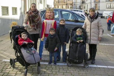 El sábado 8, día de la Inmaculada, los vecinos de Lerín salieron a la calle para disfrutar de la ronda de gigantes, acto previo a la gran comida popular que se celebró en la carpa instalada para la ocasión. Los actos se enmarcaron dentro de las tradicionales fiestas de diciembre de esta localidad, que se prolongaron entre el 2 y el 9 de este mes.