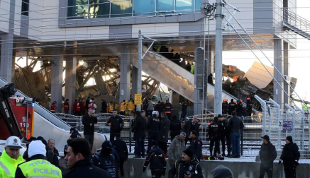Un tren de línea y una locomotora colisionaro en Ankara, con al menos siete muertos y 46 heridos.