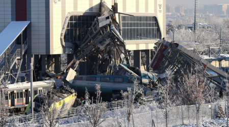 Un tren de línea y una locomotora colisionaro en Ankara, con al menos siete muertos y 46 heridos.