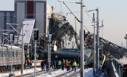 Un tren de línea y una locomotora colisionaro en Ankara, con al menos siete muertos y 46 heridos.